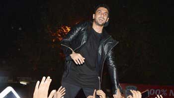 Ranveer Singh visits a theatre for viewers' reactions on 'Bajirao Mastani'