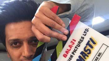 Riteish Deshmukh displays his souvenir from 'Great Grand Masti'