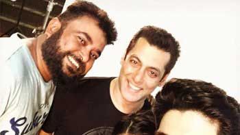 Salman Khan's selfie with Sooraj Pancholi and Athiya Shetty
