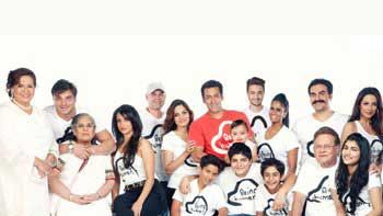 Salman Khan shares picture with his family
