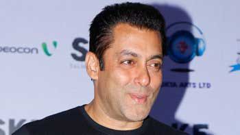 Salman Khan wears cheap t-shirts and old clothes in his real life!