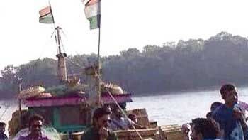 Shah Rukh Khan snapped while shooting for 'Raees' at Uran beach