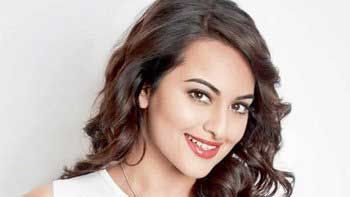 Sonakshi Sinha travels in local train while shooting for 'Akira'