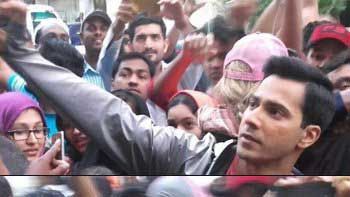 Varun Dhawan Gets Mobbed By Fans!