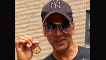Akshay Kumar gets Faravahar from Zoroastrian community in New York
