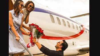 Akshay Kumar welcomes his Rustom co-stars in style!