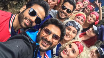 Arshad Warsi announce the wrap of Golmaal Again with a groupfie!