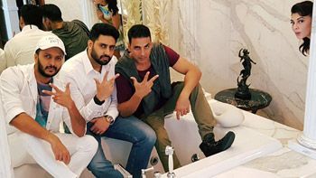 Jacqueline Fernandez cutely photo-bombed Housefull 3 all boys' picture!