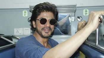 Must View Pictures: SRK enjoys his train ride to Delhi for Raees!