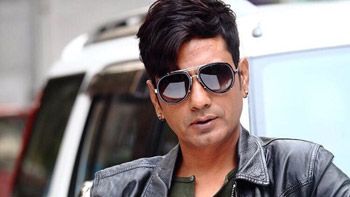 Nawazuddin Siddiqui sports brand new look in Munna Michael