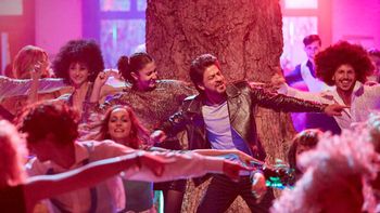 Shah Rukh Khan & Anushka Sharma tease fans with new song, Beech Beech Mein!