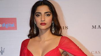 Sonam Kapoor receives the Icon Award at Asiavision Movie Awards 2016!
