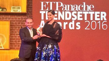 Sonam Kapoor wins the 'ET Panache's Trendsetter Award 2016' honour!