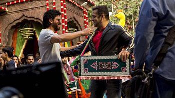 SRK gave a surprise visit to Salman Khan on the sets of Sultan!