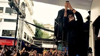 View Pic: Big B looks cool as he takes selfie with students for Pink!