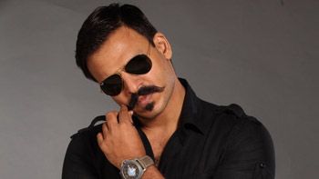Vivek Oberoi Impresses As A No-Nonsense Cop In Bank Chor!
