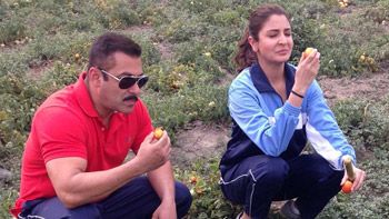 Watch Video: Salman Khan & Anushka Sharma enjoy fresh tomatoes! - Sultan