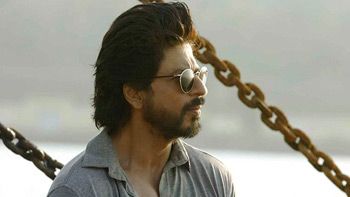 Watch video: Shah Rukh Khan's fans throw currency notes in theatres on his entry in Dear Zindagi!