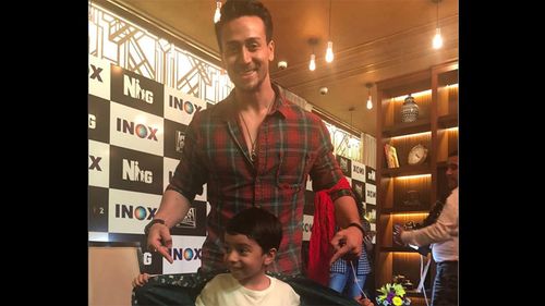 Tiger Shroff poses with his kid Baaghi fan!