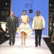 Sonam Kapoor on the ramp for the Rio Tinto Nazraana show at the IIJW 2014