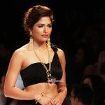 Shweta Salve displays creation of jewellery designers Avantika during India International Jewellery Week 2015