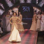 Dia Mirza & Preity Zinta walks the Ramp for Birdhichand Ghanshyamdas Jewellery