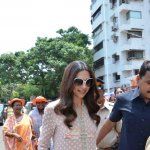 Deepika Padukone visits Siddhivinayak Temple to seek blessings for her upcoming film 'Piku'