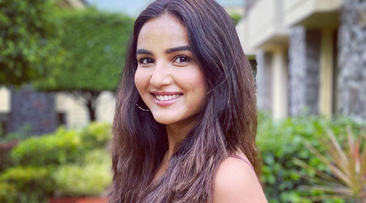 MIDWEEK MOTIVATION : On set, Jasmin Bhasin tries to force herself to work despite being sleepy