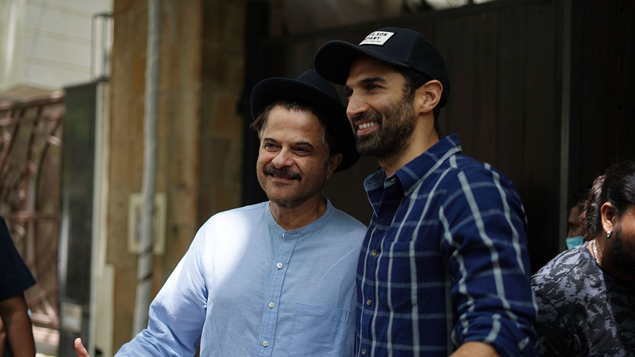 Anil Kapoor, Aditya Roy Kapoor, Anand Ahuja Distribute Sweets To  Media