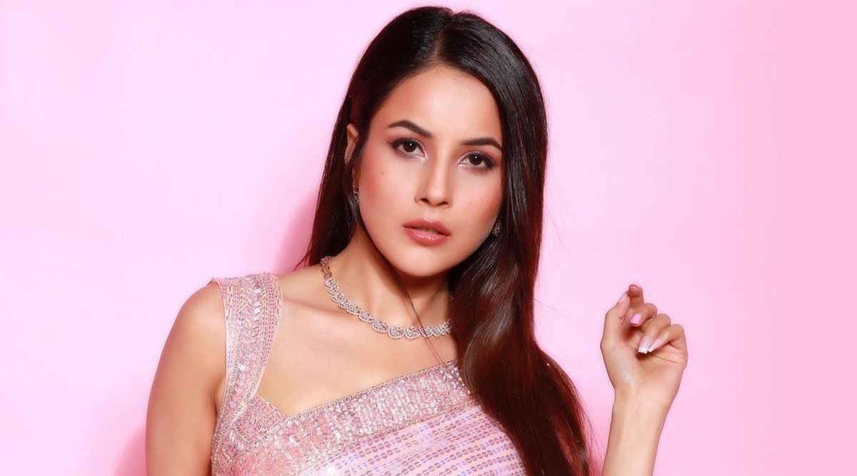 After dedicating her award to Sidharth, Shehnaaz Gill sings a song in his honor; Fans of Sidnaaz get emotional!