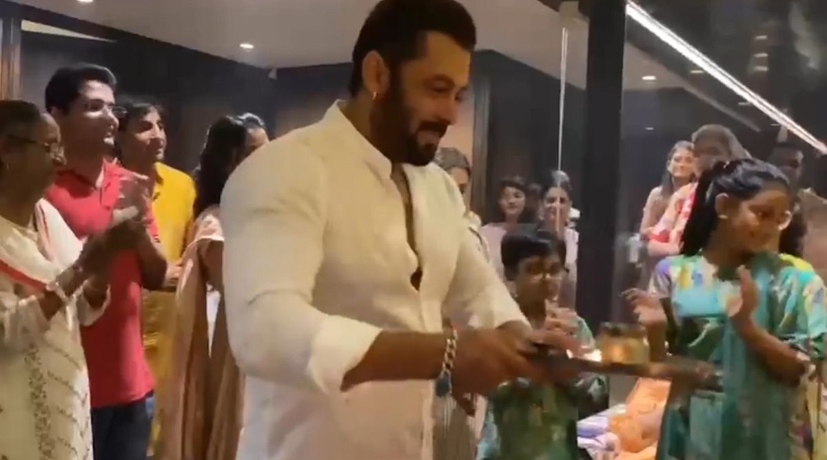 Salman Khan performs Ganesh aarti at sister Arpita Khan’s residence; Ritesh-Genelia joins the family to seek blessings from Bappa