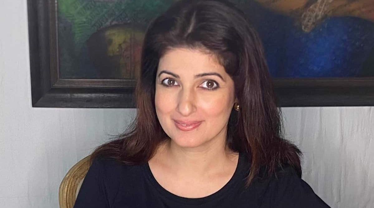 Twinkle Khanna tries her hand at guitar; plays SRK's ‘Jaado Teri Nazar’