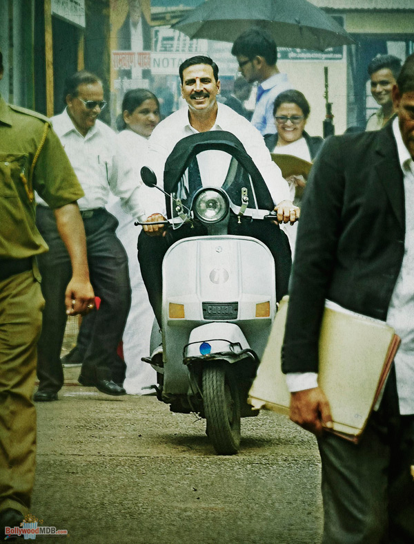 The official trailer of Jolly LLB 2 will be out on December 19, informs Akshay Kumar!