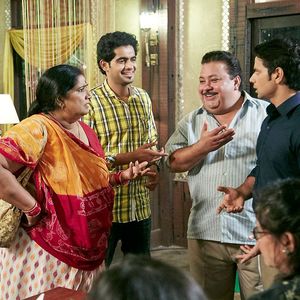 Khajoor Pe Atke Still