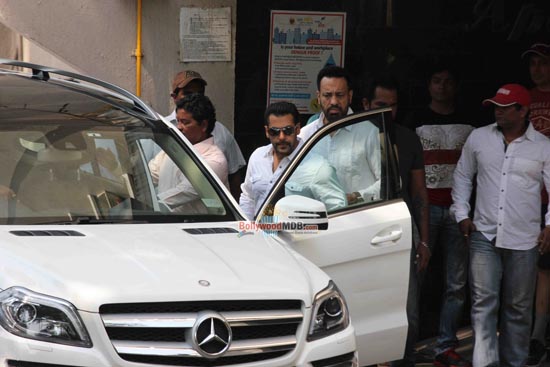 Salman Khan Sned Leaving His House In Galaxy Apartment Bandra May