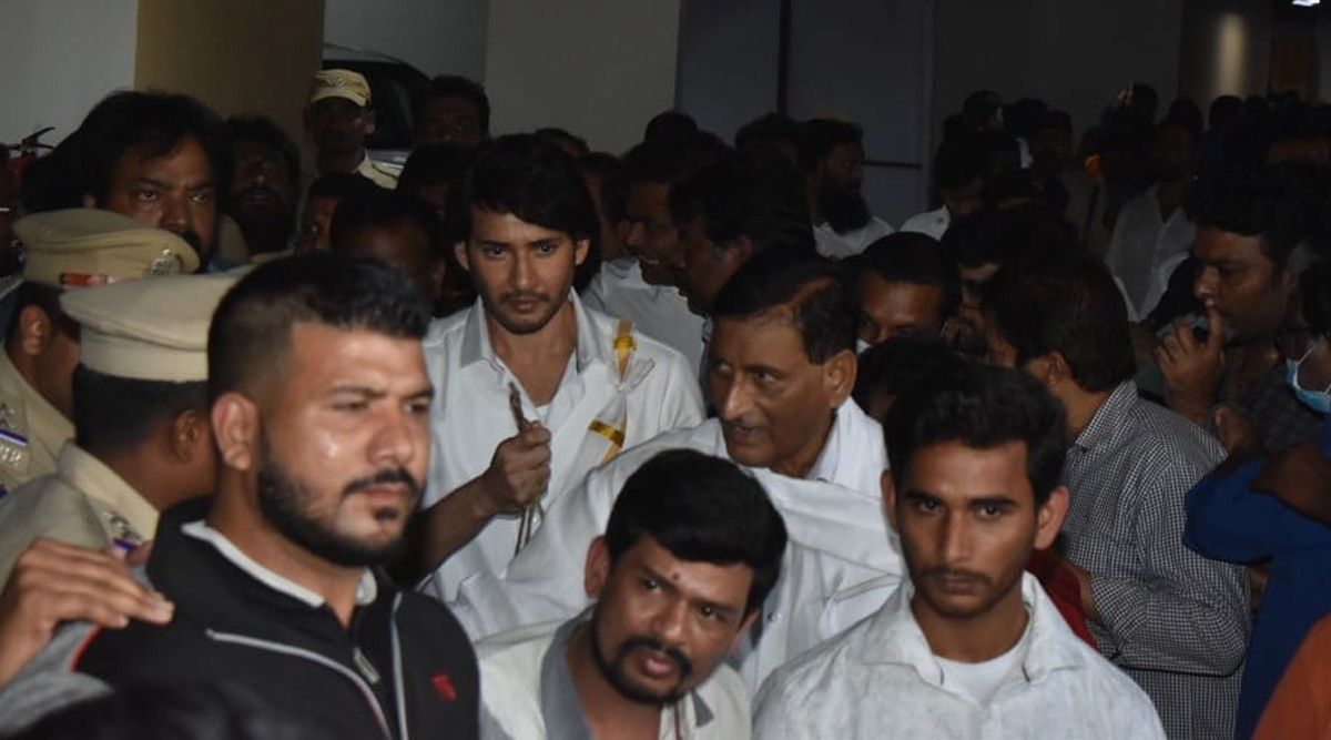 Krishna Garu’s last rites were performed by his inconsolable son Mahesh Babu at Mahaprashtanam
