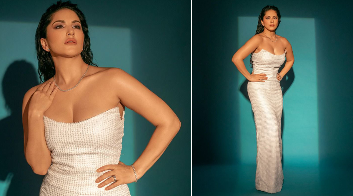 Sunny Leone graces the award night dressed like the fashionista that she is