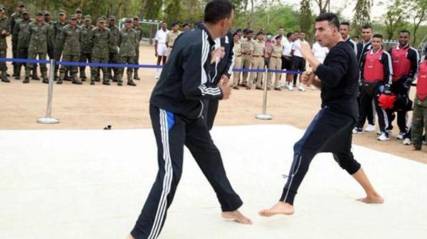 Must Watch Video: Akshay Kumar combats with new IPS officer recruits!