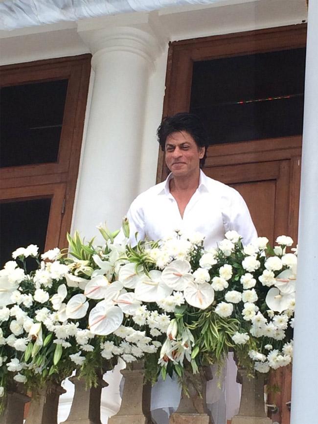 Shah Rukh Khan with son AbRam greets fans on Eid