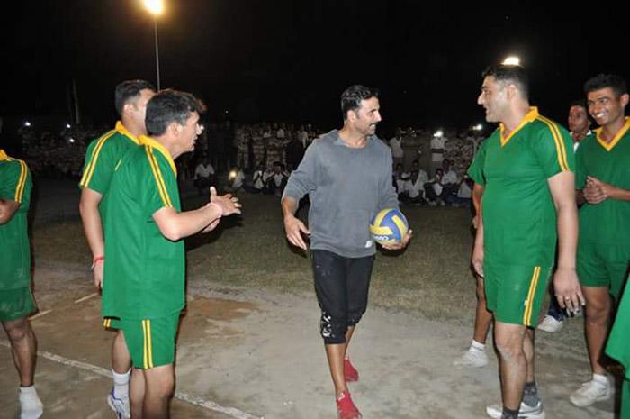 View Pics: Akshay Kumar enjoys the game of Volley Ball on Jolly LLB 2 sets