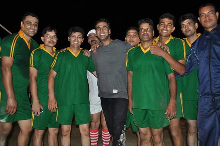 View Pics: Akshay Kumar enjoys the game of Volley Ball on Jolly LLB 2 sets