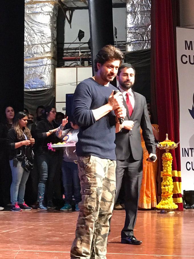 Watch video: Shah Rukh Khan shakes a leg with a fan on International Customs Day!